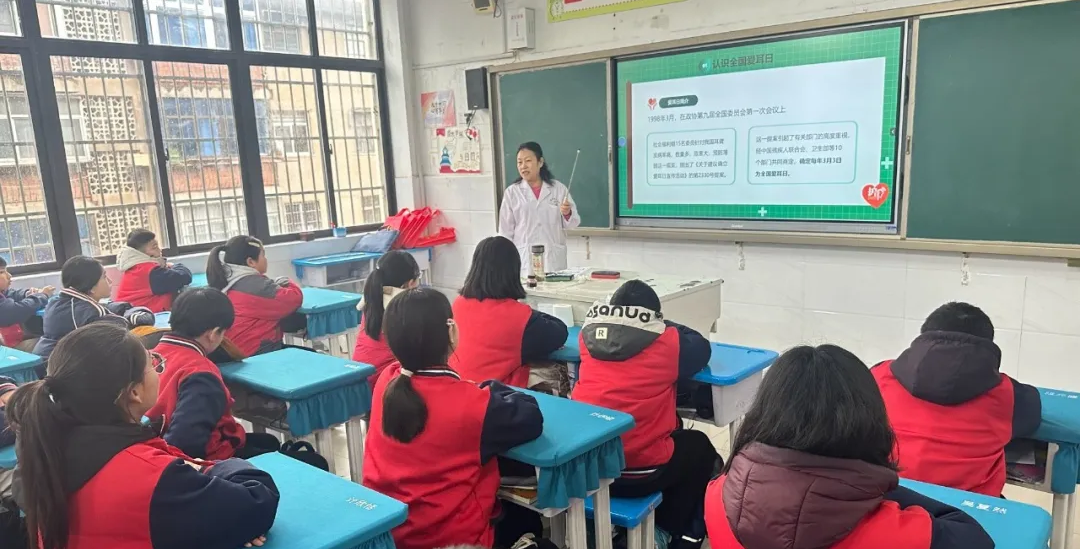 “爱耳日”健康讲座进校园：健康聆听，无碍沟通